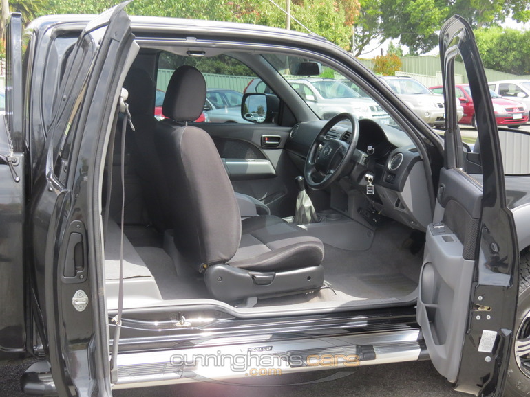 https://d1ew4h95cps502.cloudfront.net/photos/544/2009-mazda-bt-50-4x4-freestyle-cab-turbo-diesel-ute-interior.jpg